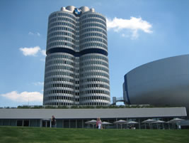BMW本社ビルと右がミュージアム